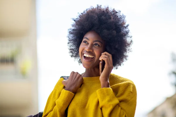 Retrato Cerca Una Mujer Afroamericana Sonriente Hablando Con Celular Afuera — Foto de Stock