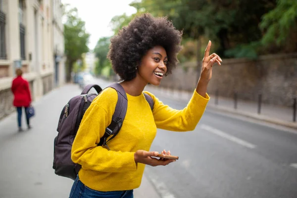 Porträtt Ung Svart Kvinna Står Sidan Gatan Med Mobiltelefon Och — Stockfoto