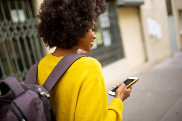 Retrato Por Detrás Una Mujer Afroamericana Con Bolso Teléfono Móvil — Foto de Stock