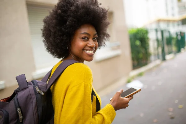 Retrato Detrás Una Mujer Afroamericana Sonriente Con Bolso Teléfono Móvil —  Fotos de Stock