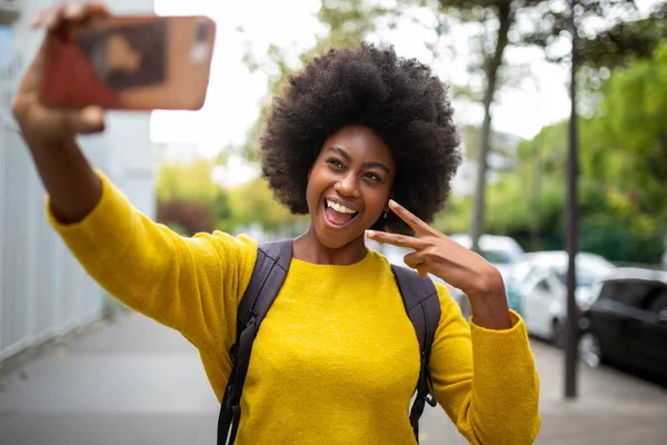 Ritratto Donna Afro Americana Sorridente Che Prende Selfie Con Cellulare — Foto Stock