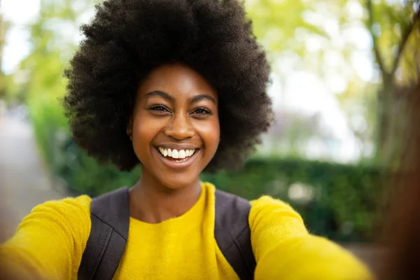 Ritratto Giovane Donna Afroamericana Sorridente Che Selfie Fuori — Foto Stock