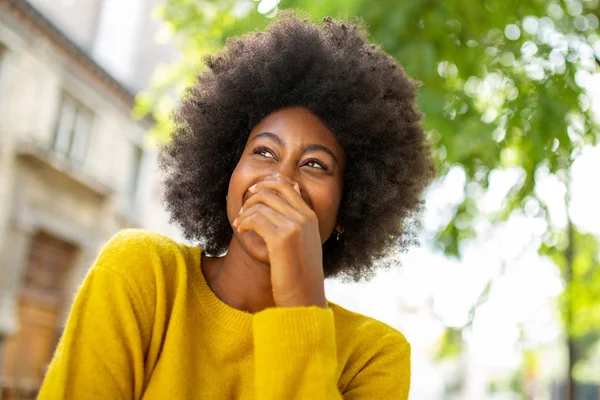 Retrato Menina Negra Feliz Com Cabelo Afro Rindo Fora Cidade — Fotografia de Stock