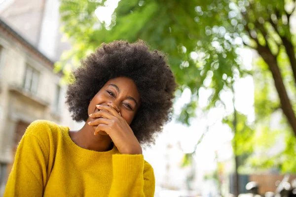 Porträt Eines Glücklichen Schwarzen Mädchens Mit Afrohaaren Das Draußen Lacht — Stockfoto