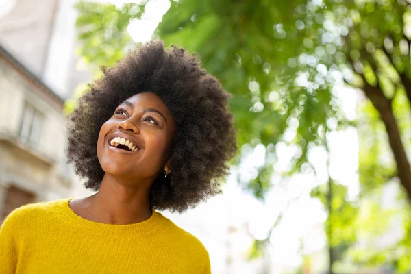Porträtt Vacker Ung Afro Amerikansk Kvinna Skrattar Utanför — Stockfoto