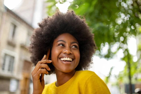 Primer Plano Retrato Atractiva Joven Africana Sonriendo Hablando Con Teléfono — Foto de Stock