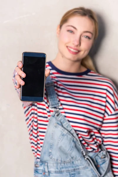 Retrato Sonriente Chica Rubia Sosteniendo Teléfono Móvil Mano Mostrando Pantalla — Foto de Stock