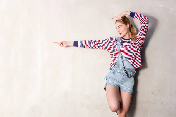 Retrato Menina Adolescente Loira Feliz Apontando Para Espaço Vazio — Fotografia de Stock