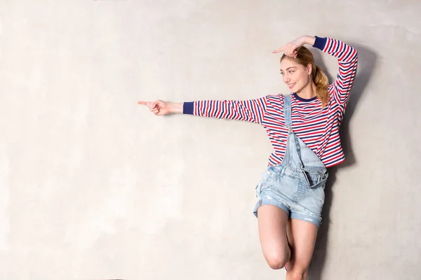 Portrét Šťastný Blondýny Dospívající Dívka Ukazující Prázdné Místo Zdi — Stock fotografie
