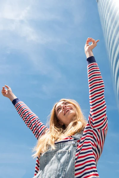 Портрет Счастливой Девочки Подростка Улыбающейся Поднятыми Улице Руками — стоковое фото