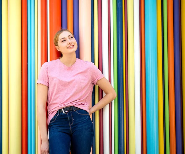 Muotokuva Teini Tyttö Hymyilee Vastaan Värikäs Tausta — kuvapankkivalokuva