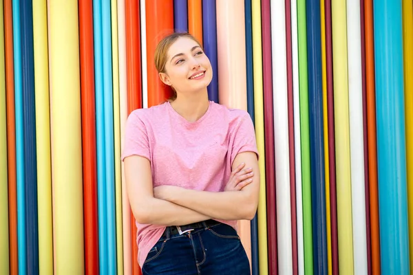 Portret Blondynki Nastolatki Uśmiechającej Się Rękami Skrzyżowanymi Kolorowe Tło — Zdjęcie stockowe