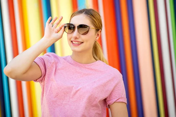 Portrait Jolie Fille Tenant Des Lunettes Soleil Sur Visage — Photo