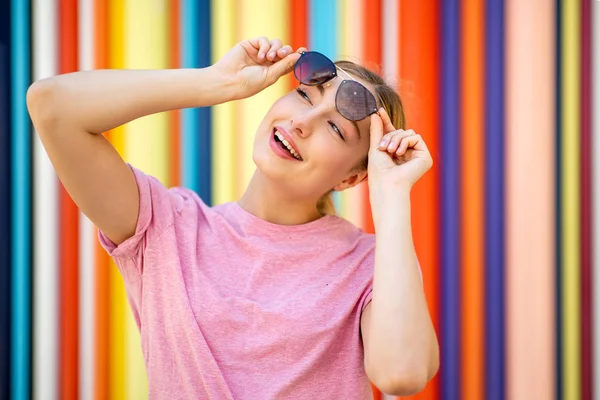 Närbild Porträtt Attraktiv Tonåring Flicka Med Blont Hår Håller Solglasögon — Stockfoto