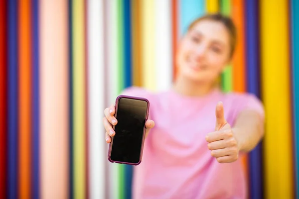 Ritratto Ravvicinato Ragazza Adolescente Che Tiene Telefono Cellulare Con Pollici — Foto Stock
