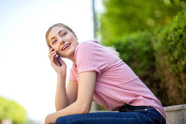 Portrait Latéral Une Adolescente Souriante Assise Dehors Parlant Avec Téléphone — Photo