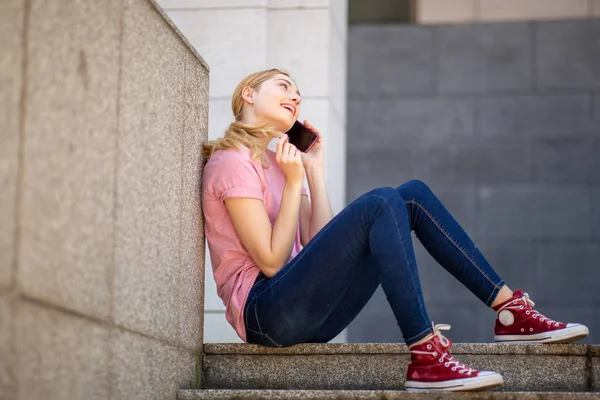 Potret Gadis Remaja Tersenyum Duduk Luar Dan Berbicara Dengan Ponsel — Stok Foto