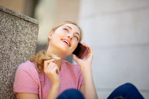 Cerca Sonriente Chica Adolescente Sentada Fuera Hablando Con Teléfono Móvil — Foto de Stock