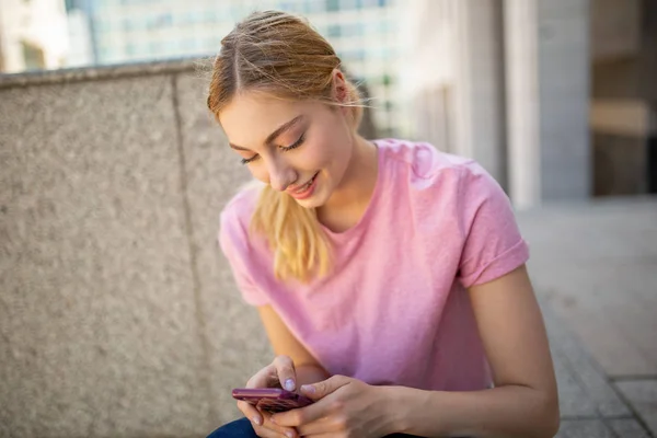 Primer Plano Retrato Feliz Adolescente Chica Sentado Fuera Con Teléfono —  Fotos de Stock