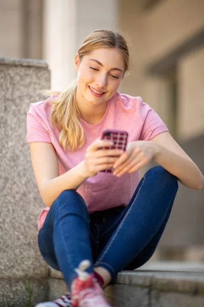 Retrato Menina Adolescente Sorridente Sentado Fora Olhando Para Celular — Fotografia de Stock