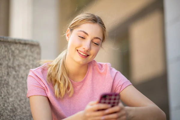 Fechar Retrato Menina Adolescente Sorridente Sentado Fora Olhando Para Telefone — Fotografia de Stock