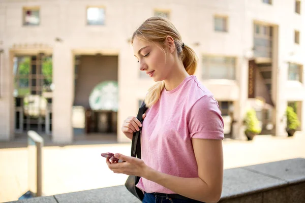 Портрет Девушки Подростка Выходящей Улицу Мобильным Телефоном Сумкой — стоковое фото