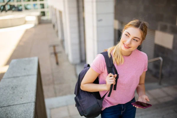 Portrét Šťastného Teenagerského Studenta Procházejícího Kampusu Mobilním Telefonem Taškou — Stock fotografie