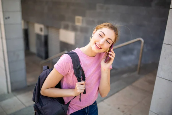 Retrato Estudiante Adolescente Feliz Caminando Fuera Campus Hablando Con Teléfono — Foto de Stock