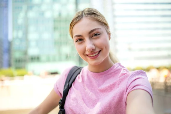 Primer Plano Retrato Feliz Rubia Adolescente Tomando Selfie Fuera — Foto de Stock