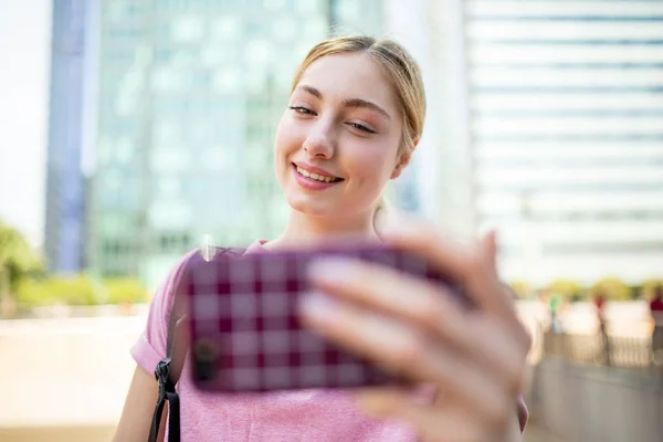 Primer Plano Retrato Feliz Rubia Adolescente Tomando Selfie Fuera Con —  Fotos de Stock