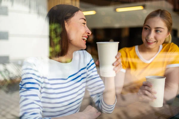 Retrato Madre Hija Sonrientes Sentadas Juntas Cafetería —  Fotos de Stock