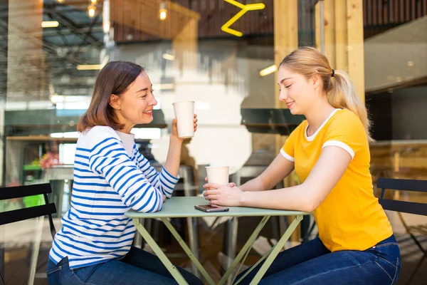 Retrato Madre Hija Sonrientes Sentadas Café Juntas Tomando Una Copa —  Fotos de Stock