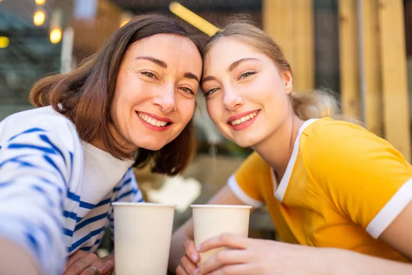 Retrato Madre Hija Tomando Selfie Cafetería Aire Libre —  Fotos de Stock