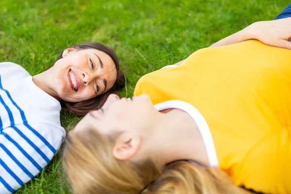 Portret Van Een Gelukkige Moeder Dochter Die Samen Gras Liggen — Stockfoto