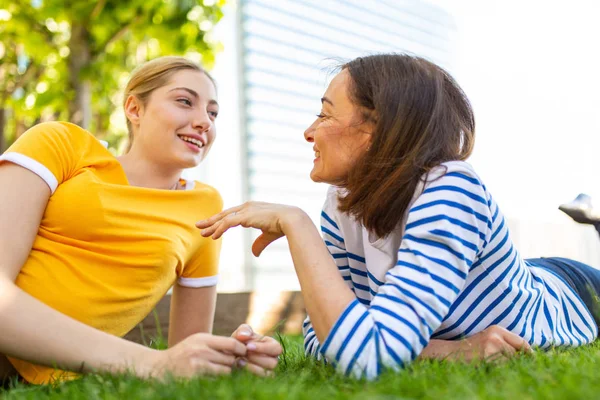 Retrato Madre Hija Felices Tumbadas Hierba Hablando — Foto de Stock