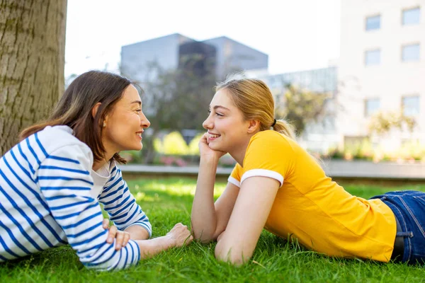 Side Portrait Smiling Mother Daughter Sitting Grass Park — Stock Photo, Image