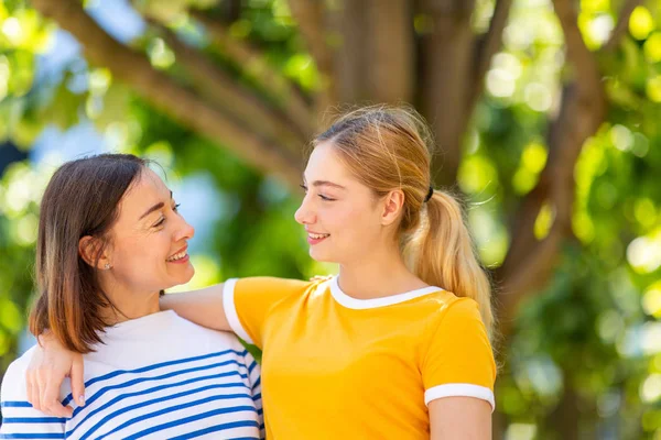 Primer Plano Retrato Madre Feliz Brazo Hija Brazo Aire Libre — Foto de Stock