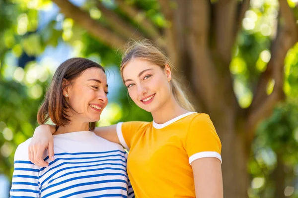 Close Ritratto Madre Figlia Felice Piedi All Aperto — Foto Stock