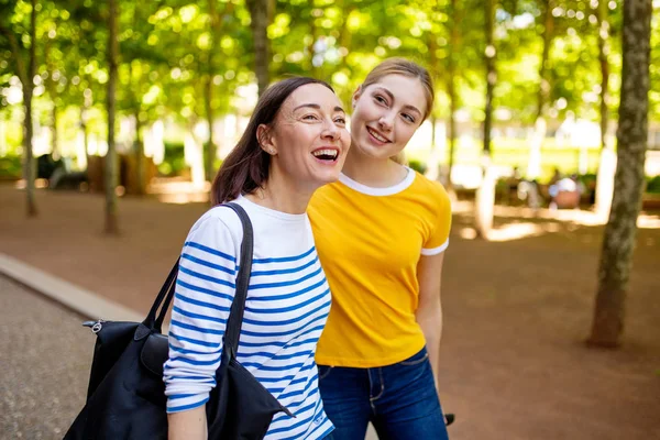 Ritratto Madre Figlia Felici Che Camminano Insieme Parco Ionico — Foto Stock