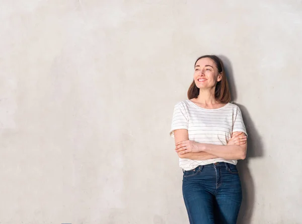 Retrato Mulher Mais Velha Sorrindo Por Fundo Cinza Com Braços — Fotografia de Stock