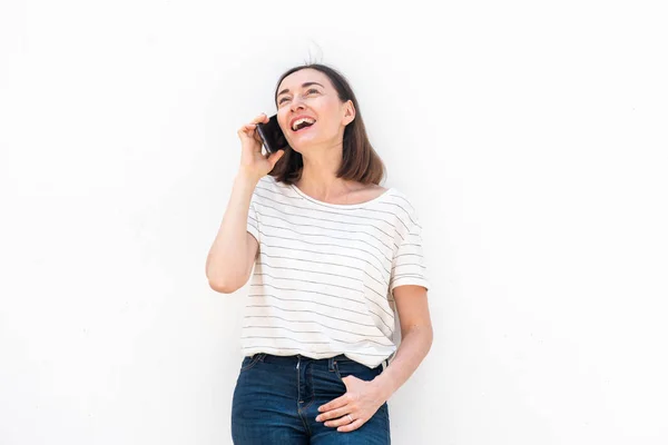 Porträt Glückliche Frau Mittleren Alters Gespräch Mit Handy Vor Weißem — Stockfoto