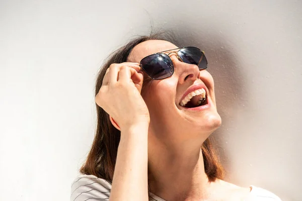 Retrato Cerca Una Mujer Mayor Feliz Riendo Con Gafas Sol — Foto de Stock