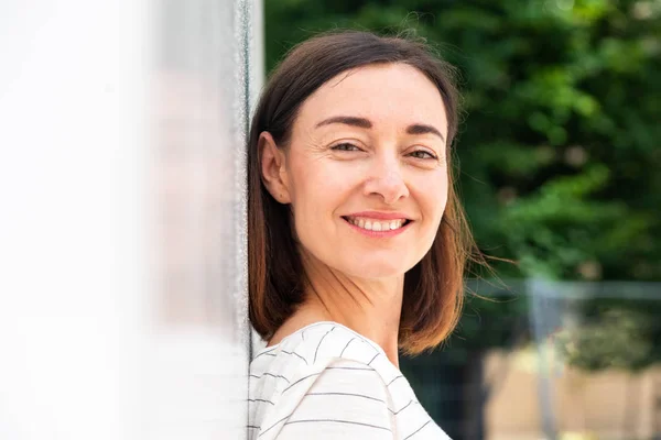 Close Side Portrait Sorrindo Mulher Mais Velha — Fotografia de Stock