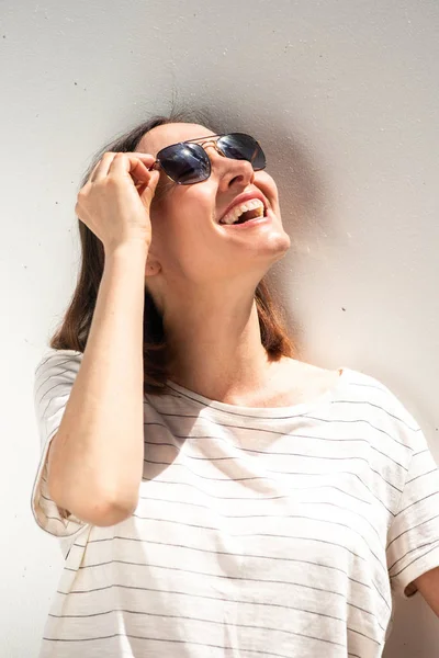 Porträt Einer Glücklichen Älteren Frau Mit Sonnenbrille Vor Weißem Hintergrund — Stockfoto