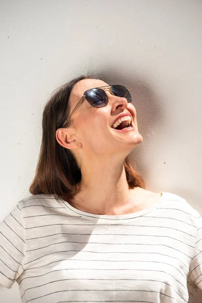 Porträt Einer Älteren Frau Die Mit Sonnenbrille Lacht Und Vor — Stockfoto