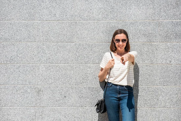 Retrato Mulher Mais Velha Feliz Parede Com Óculos Sol Dedo — Fotografia de Stock