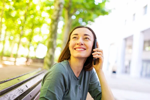 Retrato Sorrindo Mulher Mais Velha Sentada Parque Conversando Com Telefone — Fotografia de Stock