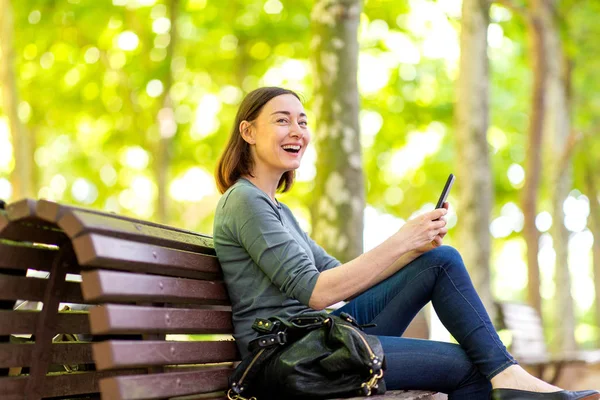 Retrato Una Mujer Mayor Feliz Sentada Parque Con Teléfono Móvil — Foto de Stock
