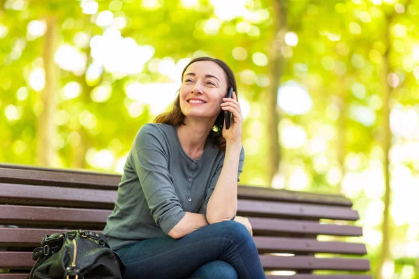 Retrato Mujer Feliz Sentada Banco Del Parque Hablando Con Teléfono — Foto de Stock