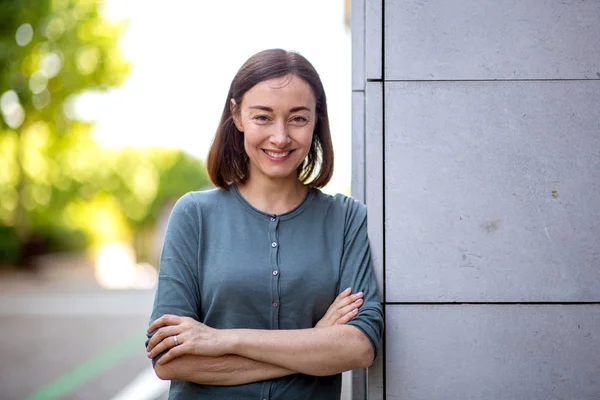 Portrait Belle Femme Âge Moyen Appuyé Contre Mur Souriant Avec — Photo